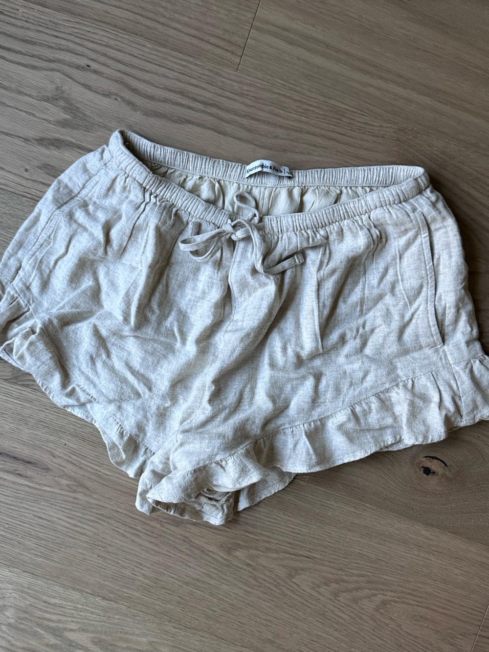 Abercrombie Oatmeal Ruffle Shorts size Small